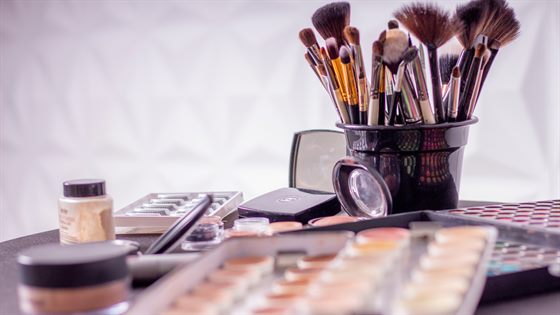 MAKE UP